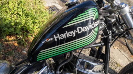 Foto de Burdeos, Francia - 09 04 2023: Harley-Davidson amf motocicleta verde logotipo negro marca y signo de texto Harley Davidson moto - Imagen libre de derechos