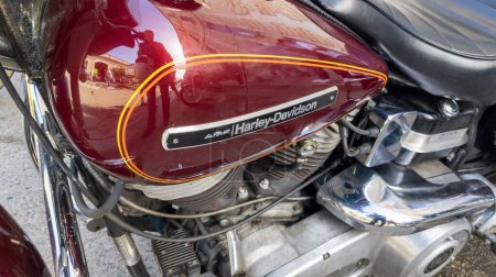 Foto de Burdeos, Francia - 09 04 2023: harley davidson amf moto con el logotipo de la marca y el signo de texto en rojo viejo tanque de costumbre americana Motocicleta nosotros - Imagen libre de derechos
