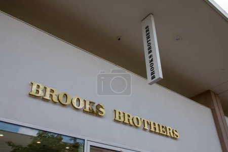Foto de Milán, Italia - 08 29 2023: hermanos Brooks firman tienda de fachada de texto y logo tienda de marca en la entrada boutique ropa de moda en la calle principal - Imagen libre de derechos