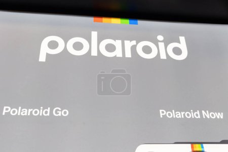 Foto de Burdeos, Francia - 09 01 2023: Polaroid go now logo text and brand sign advertising panel American company consumer electronics and eyewear - Imagen libre de derechos