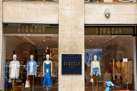 Téléchargez les photos : Milan, Italie - 09 06 2023 : Claudie Pierlot signe logo et texte marque French clothing boutique luxe chain - en image libre de droit