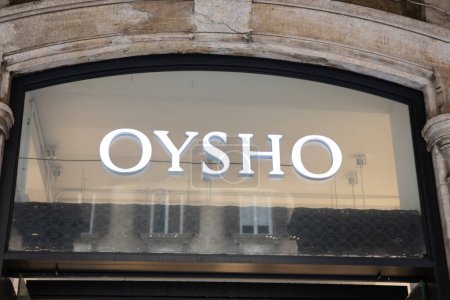 Foto de Milan, Italia - 09 06 2023: oysho sport brand text facade entry store signage and logo sign on chain shop wall facade - Imagen libre de derechos
