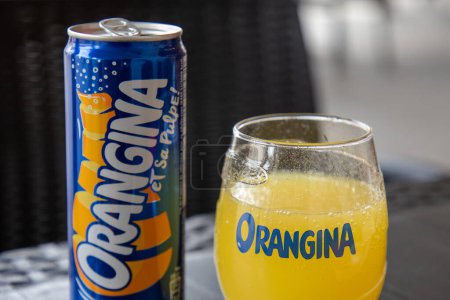 Foto de Burdeos, Francia - 09 01 2023: Letrero del logotipo de la limonada naranja Orangina y texto de la marca en lata de metal con vidrio de soda en la barra - Imagen libre de derechos