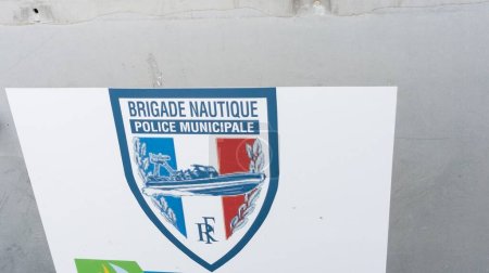 Téléchargez les photos : Lacanau, France - 09 12 2023 : police municipale brigade nautique logo français police sur un bateau à moteur et signe texte bleu blanc rouge couleur sur le lac bateau officiel - en image libre de droit