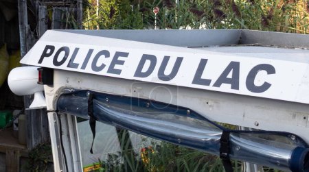 Téléchargez les photos : Lacanau, France - 09 12 2023 : police du lac municipal Guard Boat Français Logo de la police municipale et panneau texte en français lac lacanau - en image libre de droit