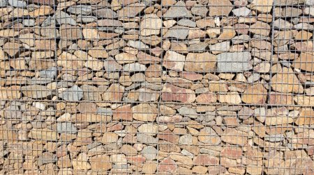 Téléchargez les photos : Fond gabion clôture acier métal râpé pierre mur grand panier cage mur restauration façade mur pierres papier peint - en image libre de droit
