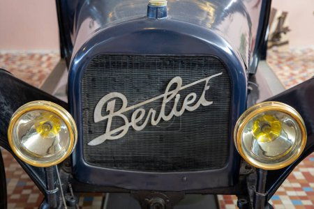 Téléchargez les photos : Talmont, France - 09 12 2023 : Berliet logo marque et texte signe voiture calandre radiateur grill de vieux véhicule ancien - en image libre de droit