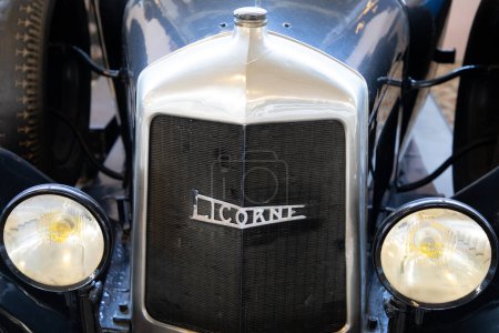 Téléchargez les photos : Talmont, France - 09 12 2023 : La Licorne Corre logo marque et texte signe voiture calandre radiateur grill de vieux véhicules anciens - en image libre de droit