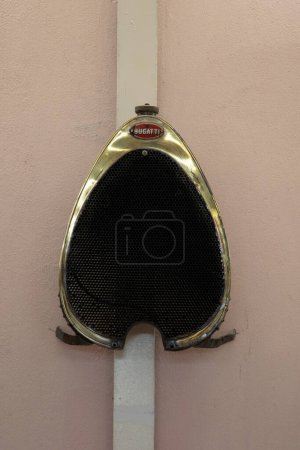 Téléchargez les photos : Talmont, France - 09 12 2023 : Bugatti logo marque et texte signe voiture calandre radiateur grill de vieux véhicule antique accroché à la décoration murale - en image libre de droit