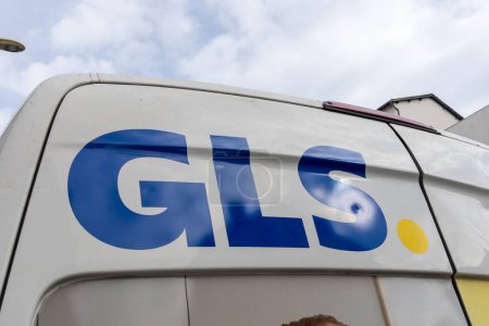 Foto de Burdeos, Francia - 09 18 2023: GLS General Logistics Systems logo brand and text sign on car panel van parcel services providers in Europe - Imagen libre de derechos