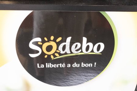 Téléchargez les photos : Bordeaux, France - 09 18 2023 : Sodebo signe le texte et le logo de la marque des bouchers et traiteurs français de l'entreprise alimentaire industrielle - en image libre de droit