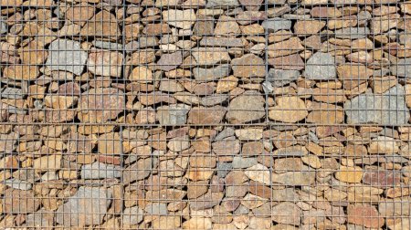 Téléchargez les photos : Gabion pierres clôture façade mur fond de papier peint horizontal mur de pierre râpée - en image libre de droit