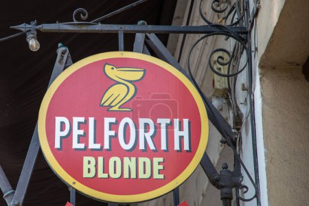 Téléchargez les photos : Bordeaux, France - 09 18 2023 : Pelforth blonde enseigne logo bar brasserie française vol pilsner bière marque texte dans la façade restaurant pub - en image libre de droit