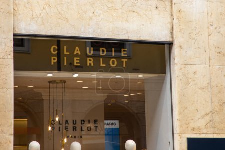 Téléchargez les photos : Bordeaux, France - 08 19 2023 : claudie pierlot paris façade enseigne logo marque et texte signalisation à l'entrée du mur de la chaîne de magasins de textiles à la mode - en image libre de droit