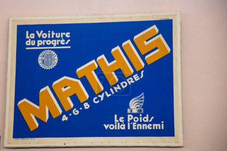 Téléchargez les photos : Bordeaux, France - 09 18 2023 : Mathis automobiles strasbourg logo marque et texte signe voiture vieille publicité garage sur la décoration murale antique - en image libre de droit
