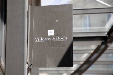 Téléchargez les photos : Bordeaux, France - 09 18 2023 : marque de logo villeroy & boch et enseigne texte sur la chaîne d'entrée fabricant de céramique de cuisine - en image libre de droit