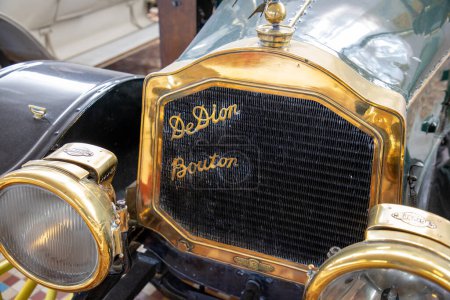 Téléchargez les photos : Talmont, France - 09 28 2023 : De Dion-Bouton logo marque et texte signe voiture calandre cuivre radiateur grill de vieux véhicule historique - en image libre de droit