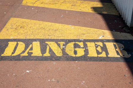 Gefahr Industrieboden gelb in parallelen Linien auf abstraktem Zementhintergrund in Gehwegsicherheitskonzept