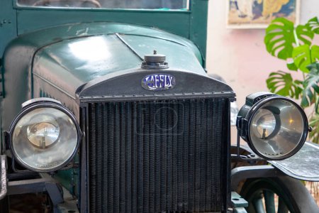 Téléchargez les photos : Talmont, France - 09 12 2023 : Laffly logo marque et texte signe voiture calandre radiateur grill de vieux véhicule ancien - en image libre de droit