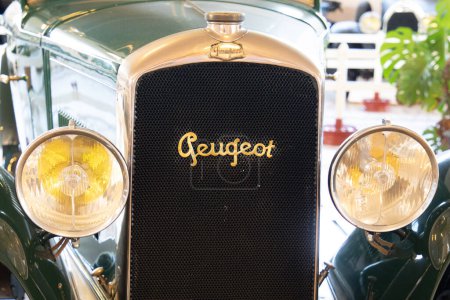 Téléchargez les photos : Bordeaux, France - 09 22 2023 : Peugeot ancien logo de signe vintage et texte de marque sur 1930 voiture avant - en image libre de droit