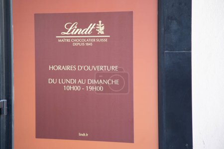 Téléchargez les photos : Bordeaux, France - 10 01 2023 : Lindt logo enseigne boutique entrée et texte marque logo du magasin chocolat suisse maître chocolatier suisse boutique - en image libre de droit