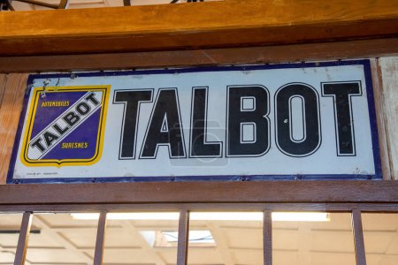 Téléchargez les photos : Talmont, France - 09 28 2023 : Texte du logo de la plaque émaillée Talbot et signe de la marque du concessionnaire français - en image libre de droit