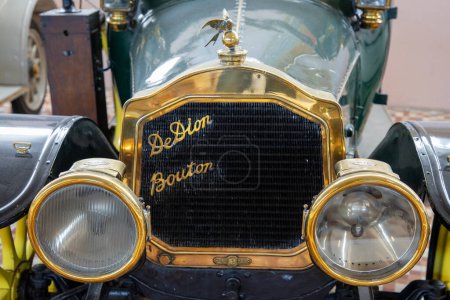 Téléchargez les photos : Talmont, France - 09 28 2023 : De Dion-Bouton logo marque et texte signe voiture automobile sur radiateur grill de cuivre de vieux véhicules anciens - en image libre de droit