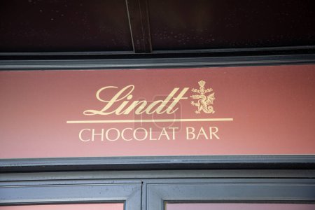 Téléchargez les photos : Bordeaux, France - 10 01 2023 : Lindt chocolat bar logo enseigne boutique et marque texte logo dans le magasin d'intérieur mural chocolat suisse - en image libre de droit