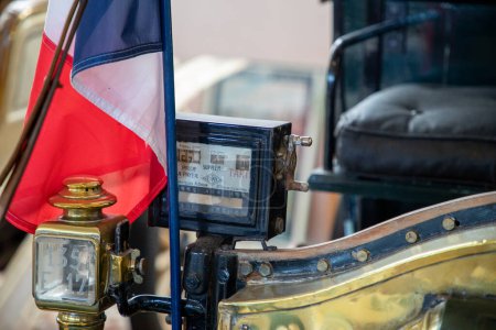 Foto de Talmont, Francia - 09 28 2023: taxímetro en un automóvil de 1910 Taxi de la Marne con bandera francesa en el estallido de la Primera Guerra Mundial - Imagen libre de derechos