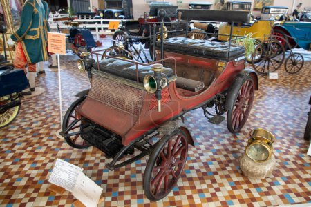 Téléchargez les photos : Talmont, France - 10 09 2023 : Peugeot 1898 type 26 vieille voiture ancienne base de véhicule d'une cabine motorisée - en image libre de droit