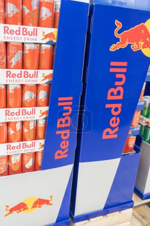 Téléchargez les photos : Bordeaux, France - 09 28 2023 : Red Bull vend des présentoirs sans sucre en magasin RedBull Energy Drink - en image libre de droit