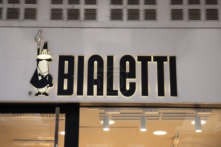 Foto de Turín, italia - 10 09 2023: Bialetti cafetera logo de la tienda texto y signo de marca en Italia - Imagen libre de derechos