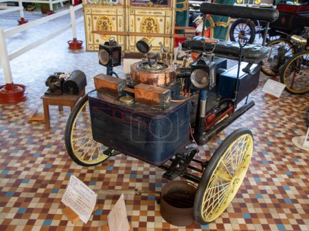 Téléchargez les photos : Talmont, France - 10 09 2023 : De Dion Bouton 1885 voiture vapeur automobile français ancien véhicule - en image libre de droit