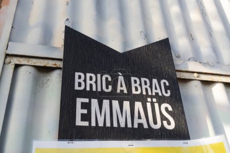 Foto de Burdeos, Francia - 10 11 2023: Emmaus bric a brac logo text and brand sign on store solidarity movement shop facade - Imagen libre de derechos