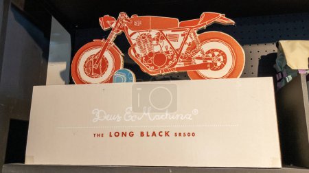 Téléchargez les photos : Bordeaux , France - 10 06 2023 : Deus Ex Machina store long black yamaha sr500 advertising logo text and brand sign fashion boutique clothing motorbike concept shop - en image libre de droit