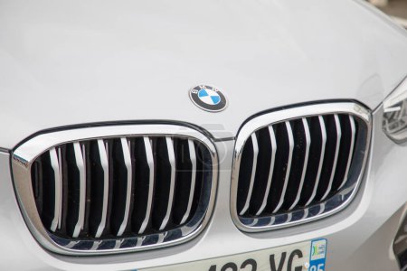 Foto de Burdeos, Francia - 10 06 2023: BMW X4 marca del logotipo del coche y firmar el texto del frente de lujo vehículo suv alemán - Imagen libre de derechos