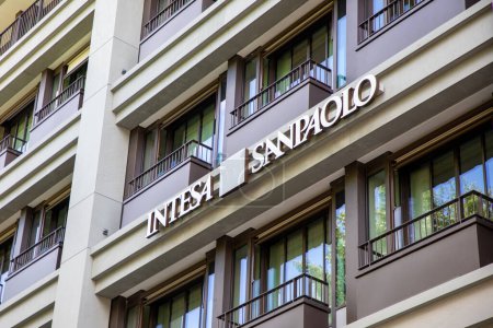 Téléchargez les photos : Milan, ITALIE - 10 21 2023 : Intesa San Paolo marque de logo de la banque et signe texte dans le centre de Milan Italie - en image libre de droit