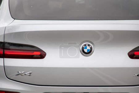Foto de Burdeos, Francia - 10 06 2023: BMW x4 logotipo del coche de la marca y el texto de la muestra en la parte trasera del coche suv detalle - Imagen libre de derechos