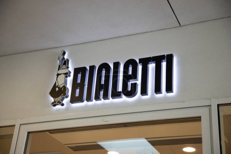 Foto de Milán, ITALIA - 10 19 2023: Bialetti logo brand and text Italian sign store manufacturer of coffee machines and coffee makers in Milan Italia - Imagen libre de derechos