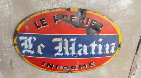 Foto de Burdeos, Francia - 07 01 2023: Le Matin placa esmaltada Periódico francés prohibido en la Liberación por compromiso colaboracionista y antisemita en la ocupación - Imagen libre de derechos