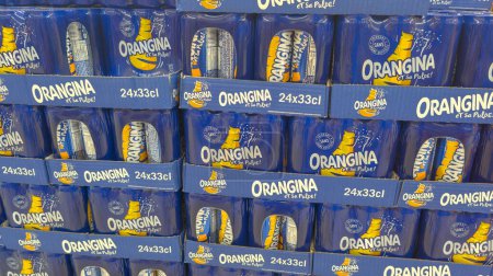 Foto de Burdeos, Francia - 10 31 2023: Letrero del logotipo de la limonada naranja de Orangina y texto de la marca en soda de latas metálicas para vender en una tienda o supermercado - Imagen libre de derechos