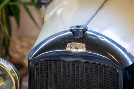 Téléchargez les photos : Talmont, France - 10 09 2023 : Peugeot ancien signe classique vintage logo et marque texte cuivre radiateur grill de vieux véhicule ancien - en image libre de droit