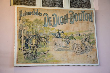 Téléchargez les photos : Bordeaux, France - 10 26 2023 : De Dion Bouton automobiles logo marque et texte signe voiture voiture publicité cadre de vieux véhicule historique - en image libre de droit