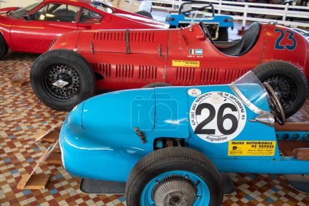 Téléchargez les photos : Talmont , france - 10 31 2023 : Maserati ferrari and db car racing cars race in France classic museum vehicle in talmont vendee - en image libre de droit
