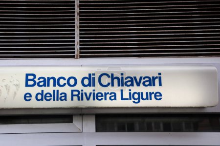 Téléchargez les photos : Milan, Italie - 11 07 2023 : banco di Chivari e della riviera ligure logo marque et signe texte sur la façade murale bureau de l'agence banque entrée - en image libre de droit