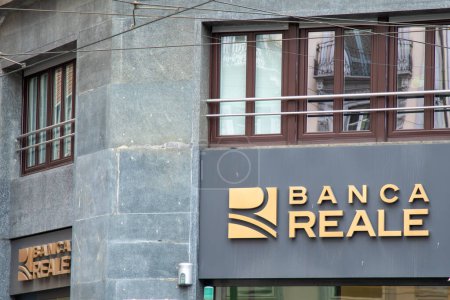Téléchargez les photos : Milan, Italie - 11 07 2023 : banca Reale bank logo brand and text sign agency of bank Reale Mutual group - en image libre de droit