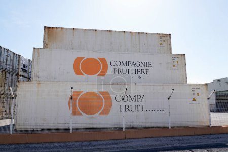 Foto de Burdeos, Francia - 11 07 2023: La Compagnie Fruitiere, empresa familiar líder de la pirámide de contenedores de importación en Europa y principal productor de frutas especializadas en el transporte y distribución de la producción - Imagen libre de derechos