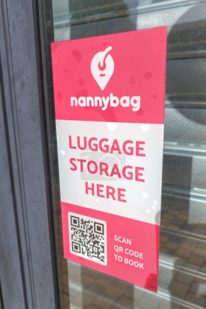 Téléchargez les photos : Lyon, France - 11 04 2023 : Bagagerie sécurisée Nannybag ici marque de logo et enseigne texte sur le magasin de façade de vitrines - en image libre de droit