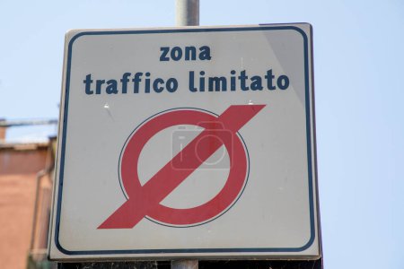 Téléchargez les photos : Zona Traffico Limitato texte italie signifie panneau de signalisation de zone de circulation limitée dans la ville italienne limitant les voitures au centre historique de la ville italia - en image libre de droit