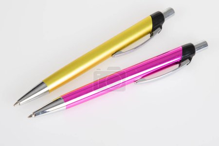Téléchargez les photos : Stylo bille rose et jaune paire de crayon sur fond blanc - en image libre de droit